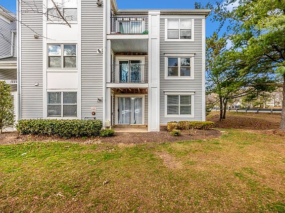 3rd image of 10001 Vanderbilt Cir APT 4