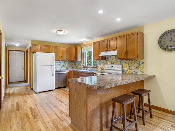 3rd image of 22 Crestwood Drive