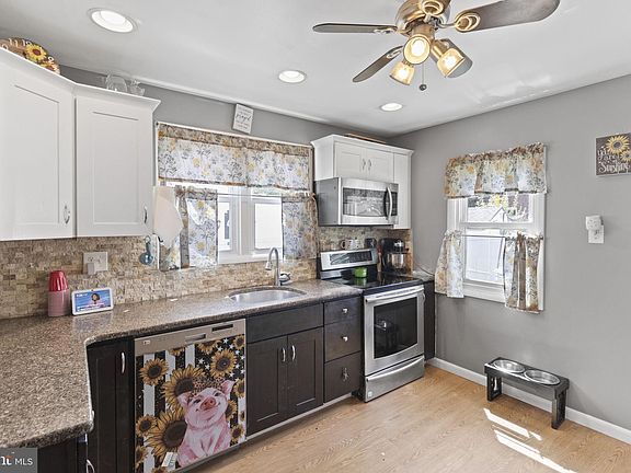 5th image of 215 Fernwood Ave