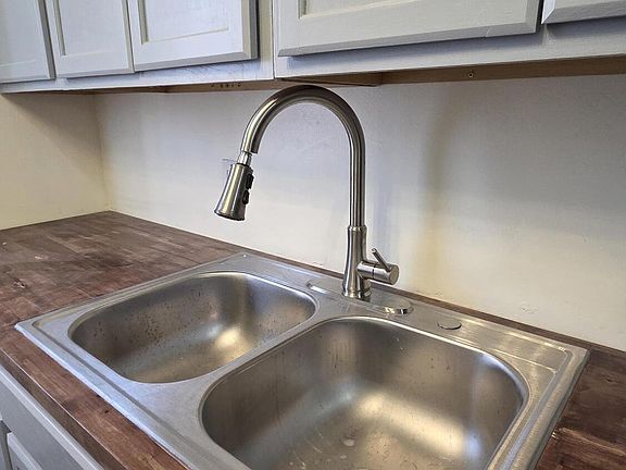 2nd image of 204 Clarisa Ln