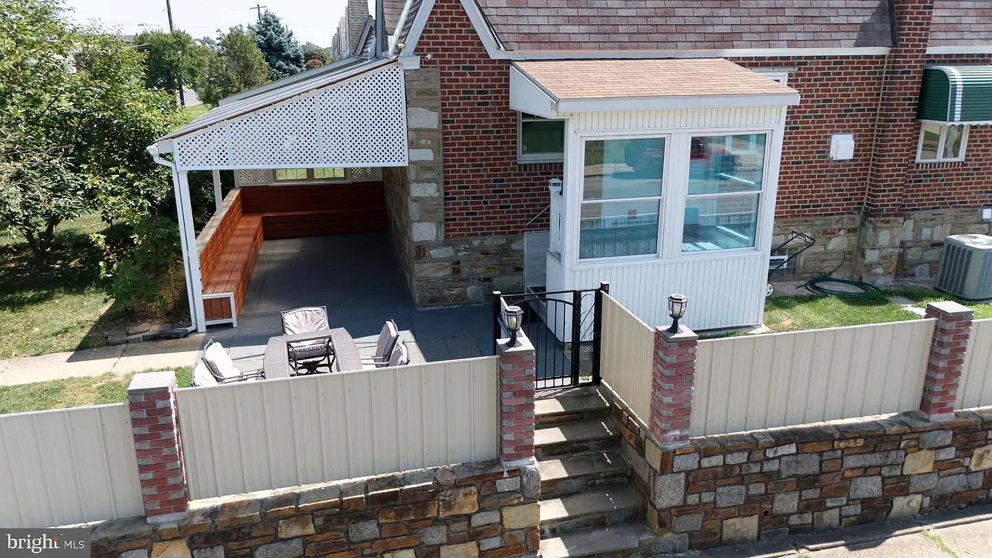 3 bed, 2.0 bath, 1080 sqft, $3,000 — Photo 4