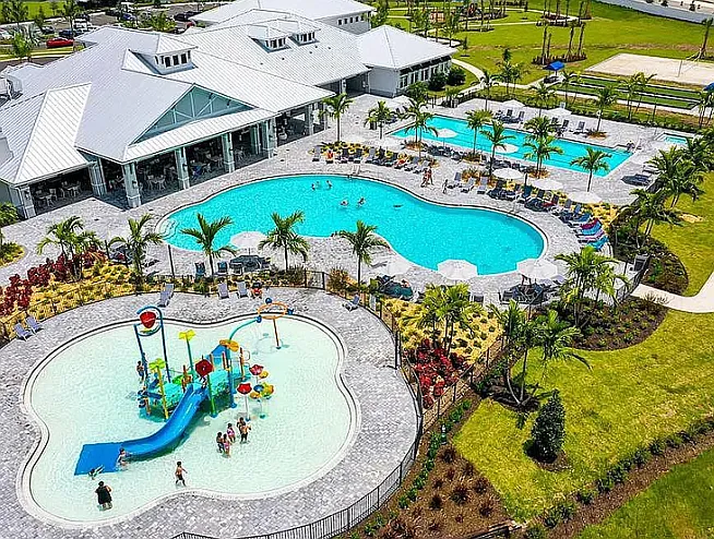 2 pools and splash pad, hot tub - 15057 Lyla Ter