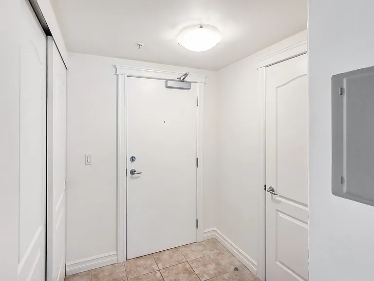 836 15th Ave SW #208 — Photo 2