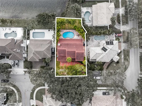 8120 NW 167th Ter, Miami Lakes, FL 33016
