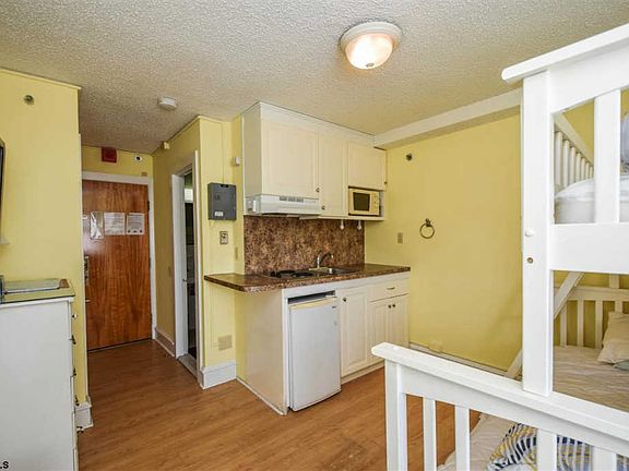 3rd image of 807 8th St Unit 307
