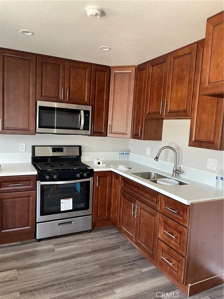 2 bed, 810 sqft, $2,400 — Photo 3