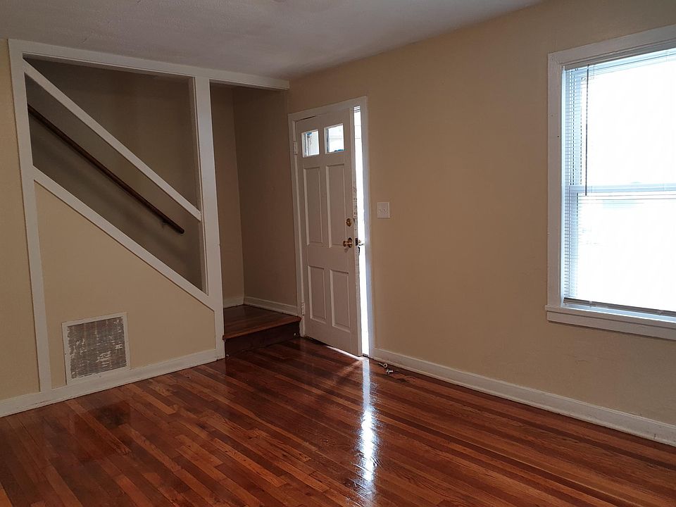 1st image of 16 Valley Pl S