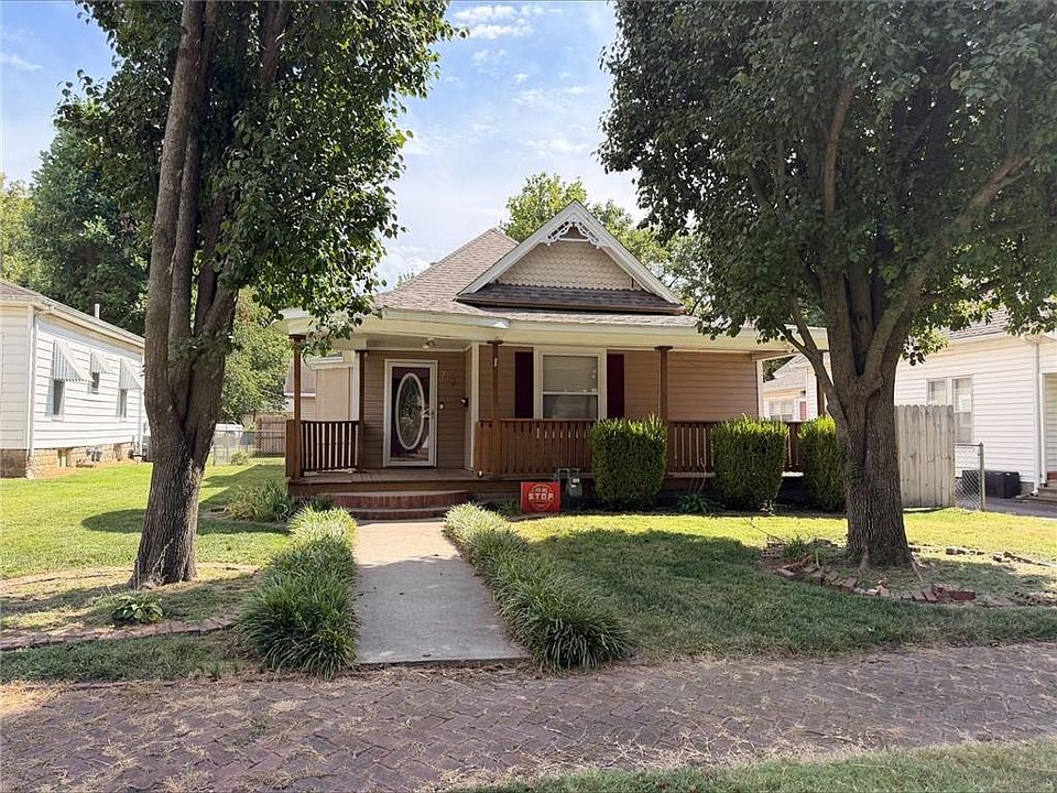 1st image of 713 W 1st St