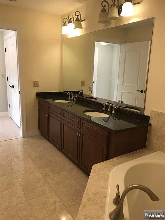 2 bed, 1995 sqft, $5,000 — Photo 3