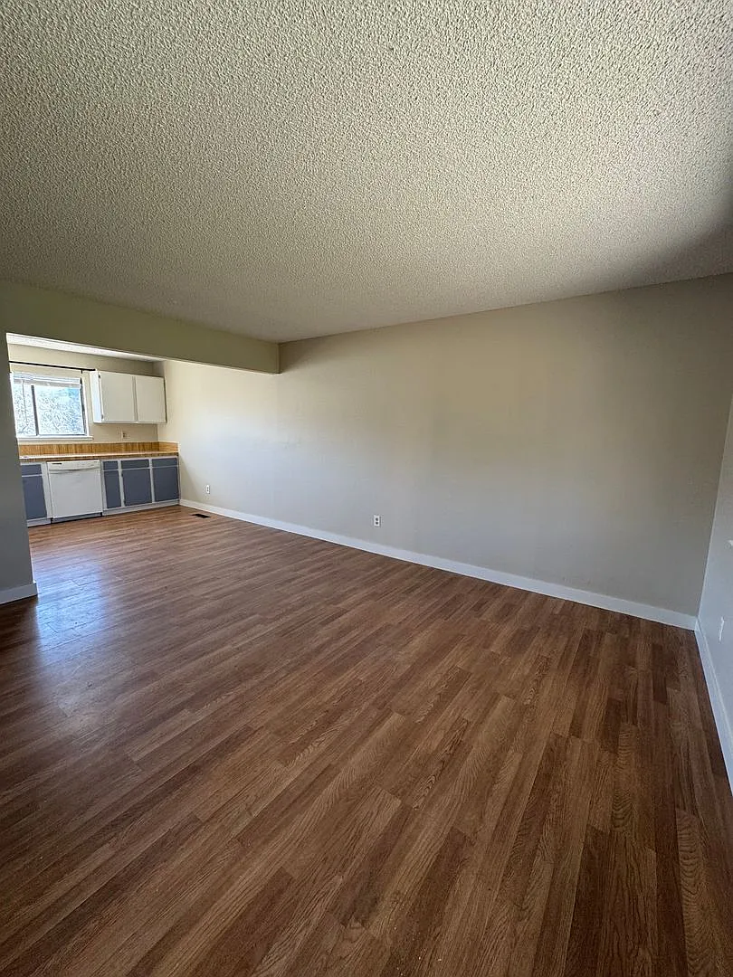 2 bed 1 bath with new paint - Water/Sewer and Garbage included! — Photo 2