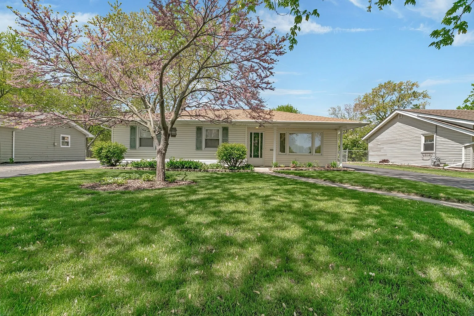 425 Burke Dr photo 1