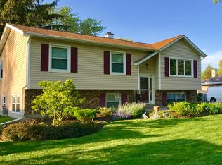 2008 Fairfield Rd, Lindenhurst, IL 60046