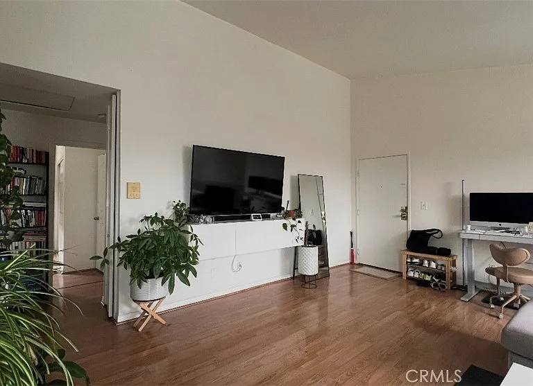 1143 Wilcox Pl N — Photo 2