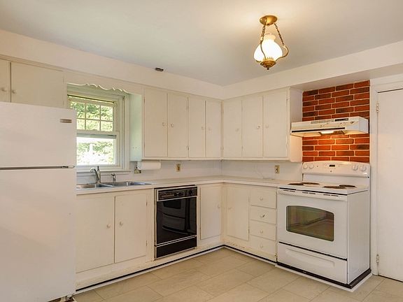 2nd image of 54 Putnam Ln