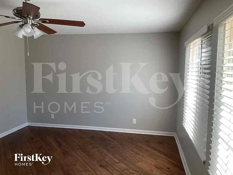 235 N 22nd Pl — Photo 3