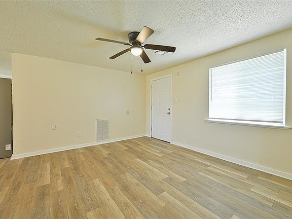 3rd image of 1009 Bell Dr