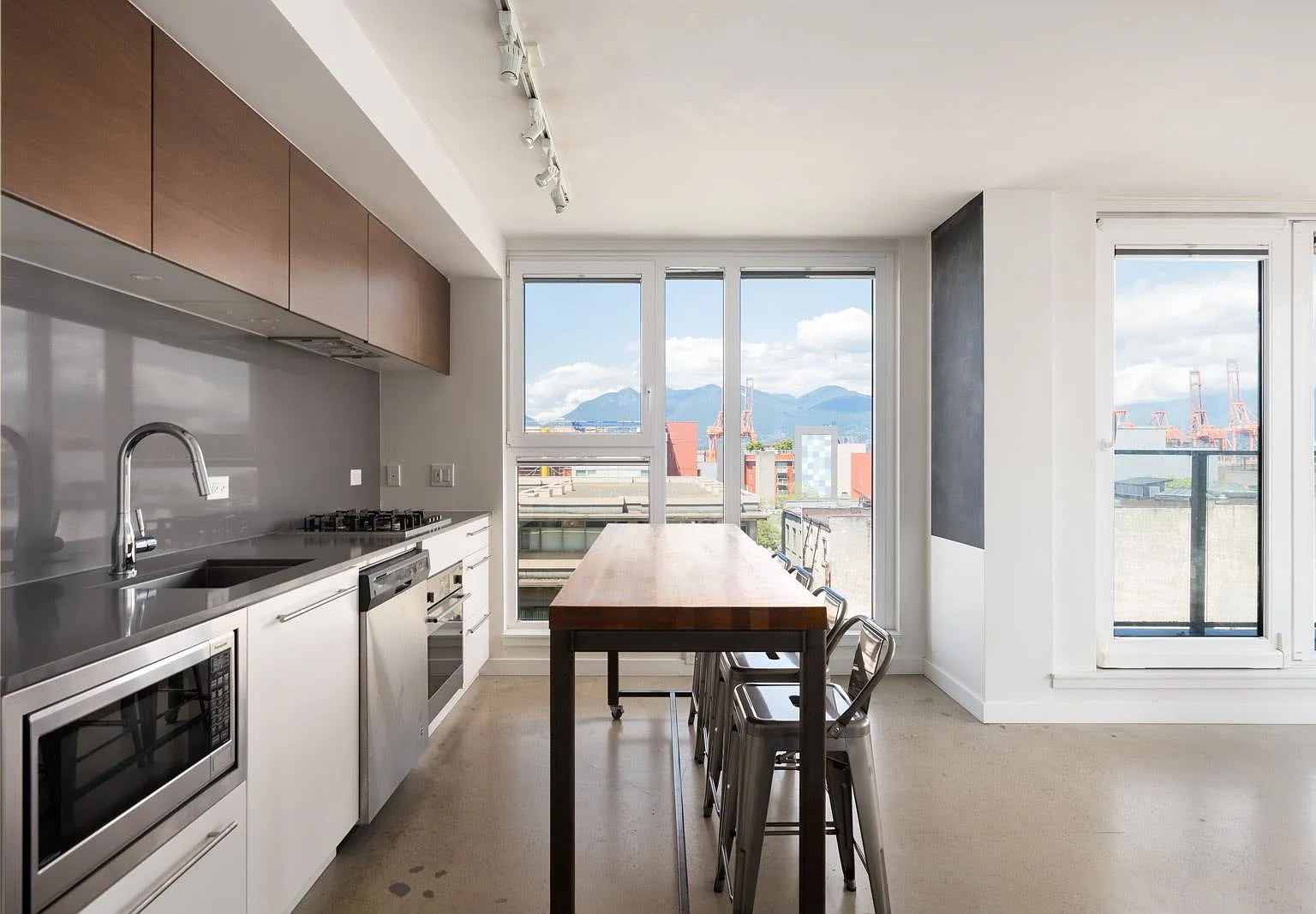 2 bed, 747 sqft, $2,450 — Photo 4