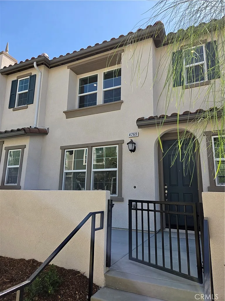 3 bed, 2.5 bath, 1555 sqft, $3,300 — Photo 1