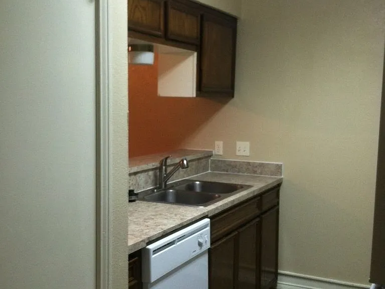 930 W Sycamore St — Photo 7