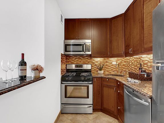 3rd image of 215 W 95th St APT 15K