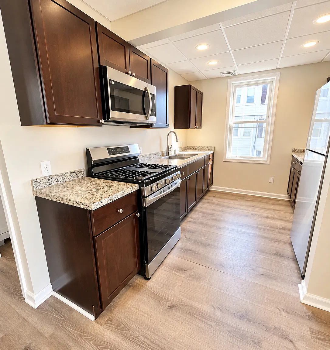 3 bed, 1025 sqft, $1,800 — Photo 2