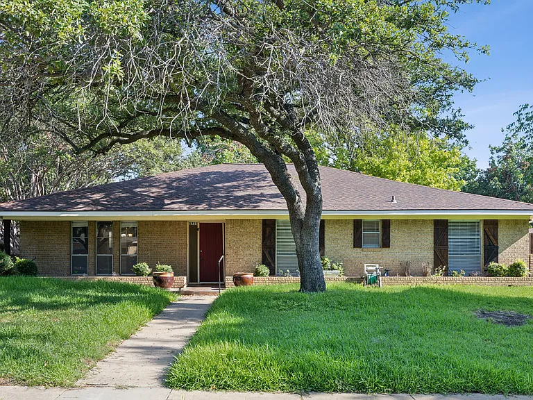 1725 Northcrest Dr — Photo 2
