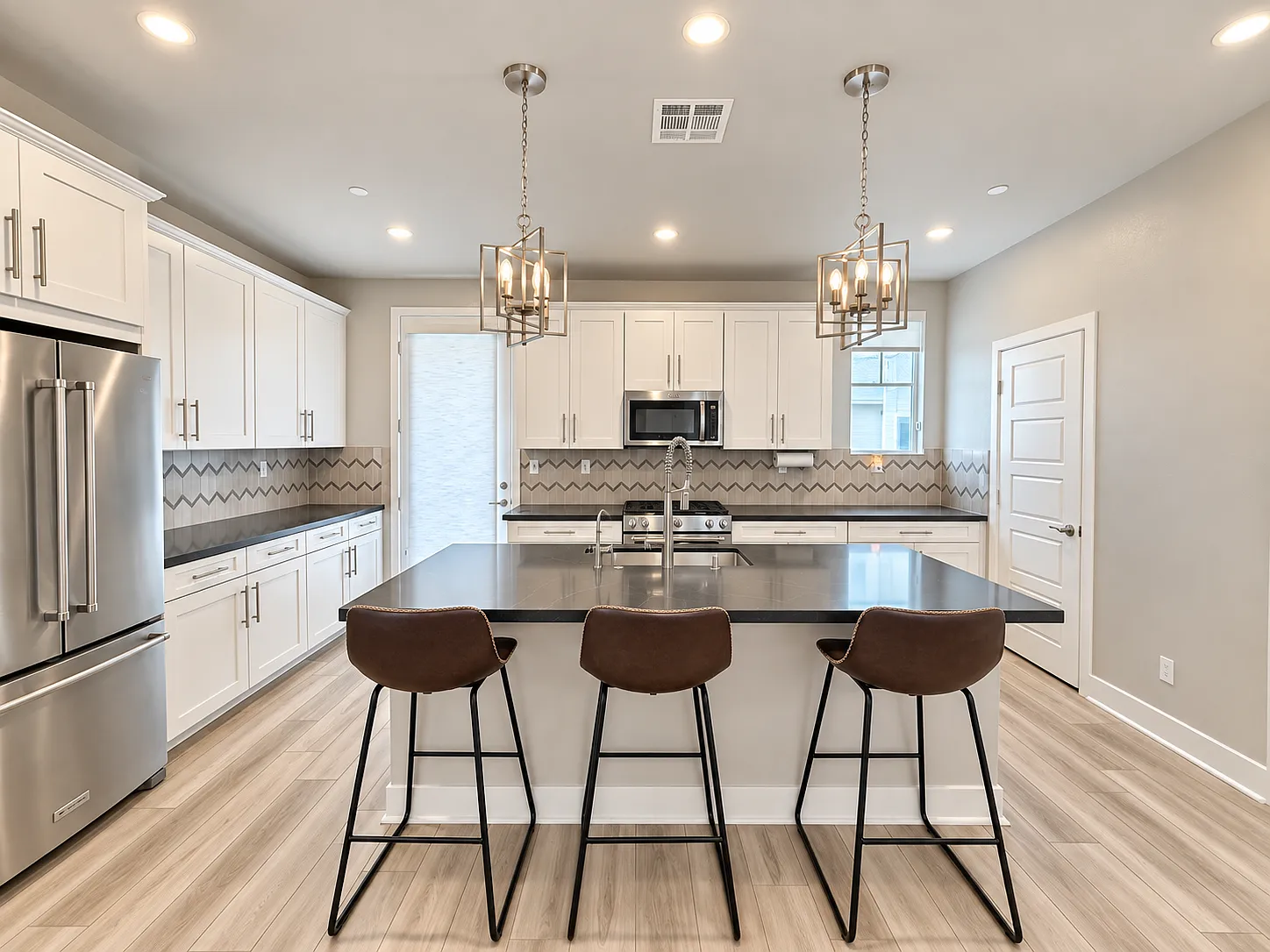 4 bed, 1828 sqft, $4,995 — Photo 3