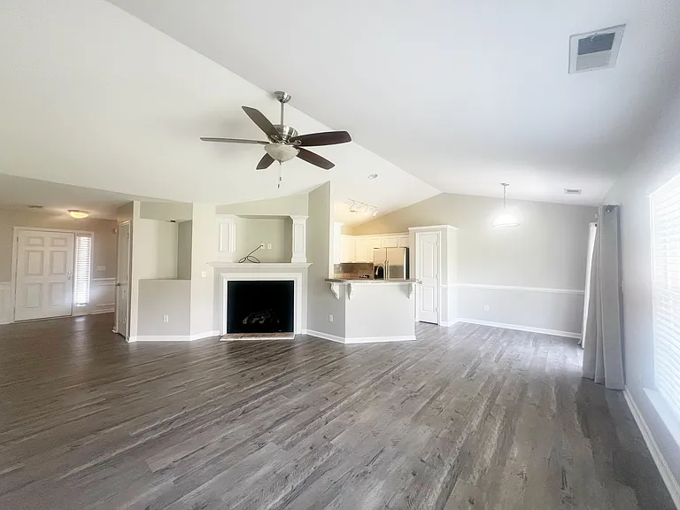 113 Garfield Ln — Photo 3