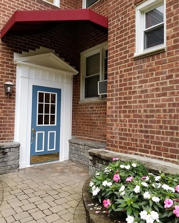 1st image of 2 Bryant Cres APT 1C