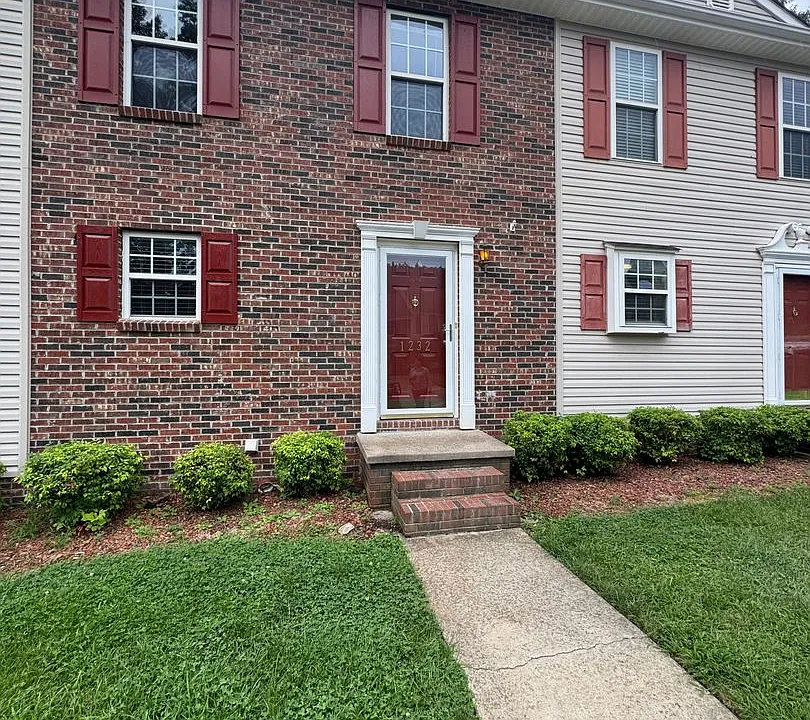 1232 Camelot Ct NE