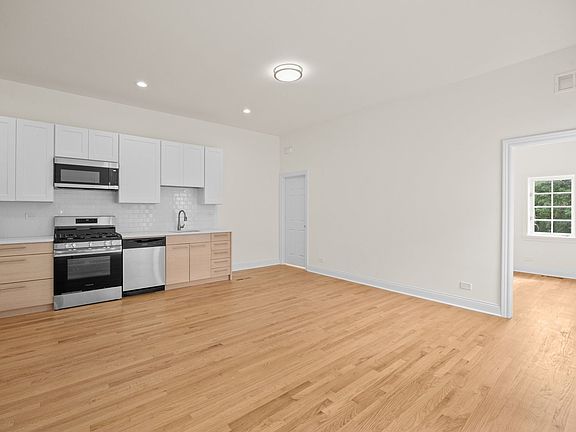 3rd image of 3107 N Harding Ave #2N