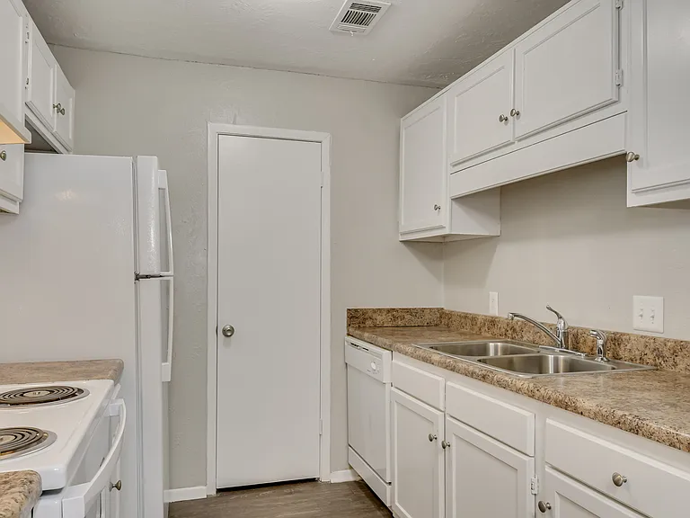 Hunters Run Apartments — Photo 15