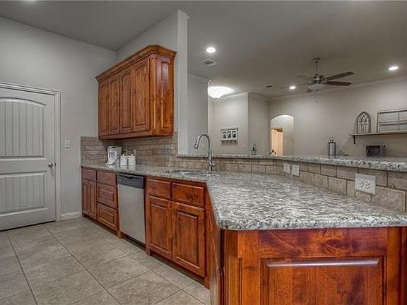 4th image of 111 Donna Cir
