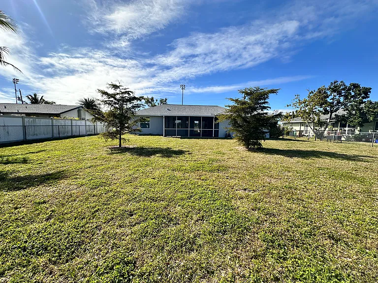 4005 SW 2nd Ct — Photo 21