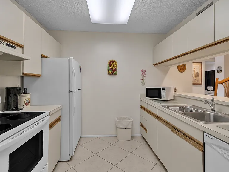 Kitchen w/ breakfast bar