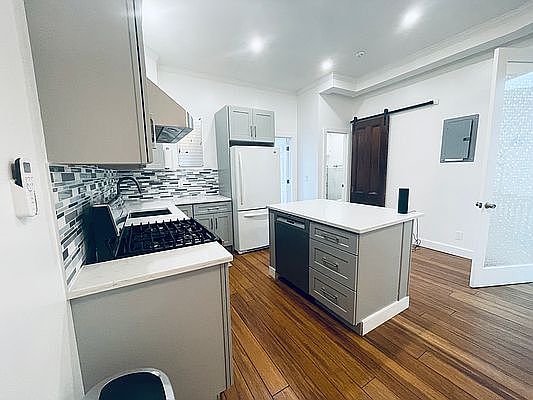 2nd image of 417 42nd St #3