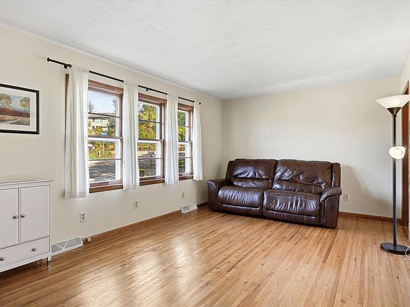 4th image of 218 Maple St