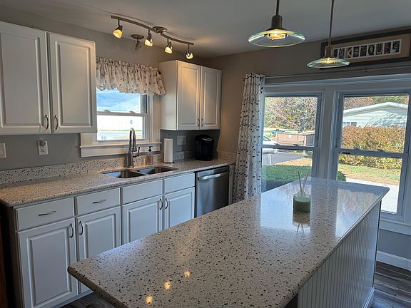 3rd image of 303 Lake Shore Road #D - 2