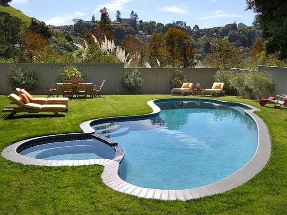 Expansive yard & pool
