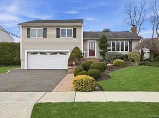 19 Keswick Lane, Plainview, NY 11803