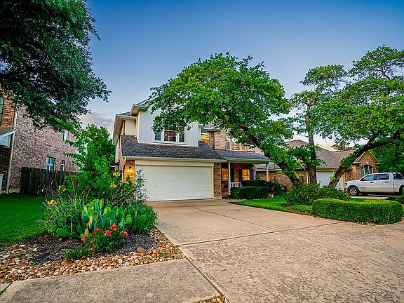 2nd image of 708 Coomes Pl