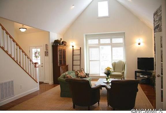 4th image of 106 Top Hat Ln