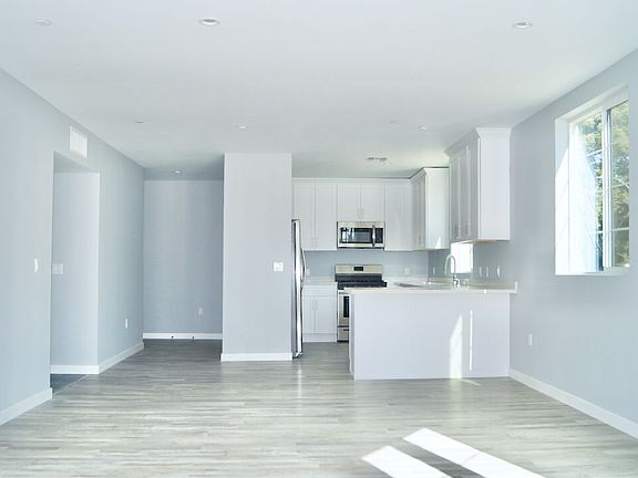 4th image of 1111 Echo Park Ave #201