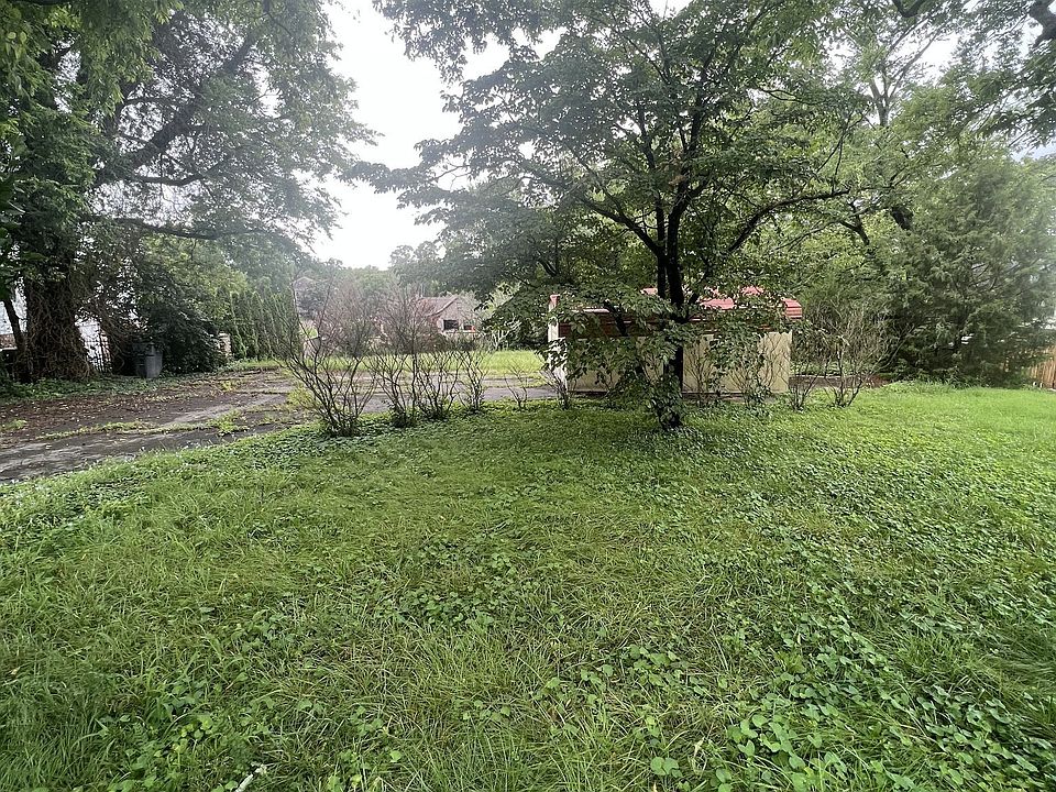 2nd image of 811 W 6th St