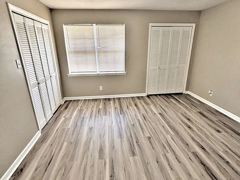 209 Cloverleaf Dr — Photo 13