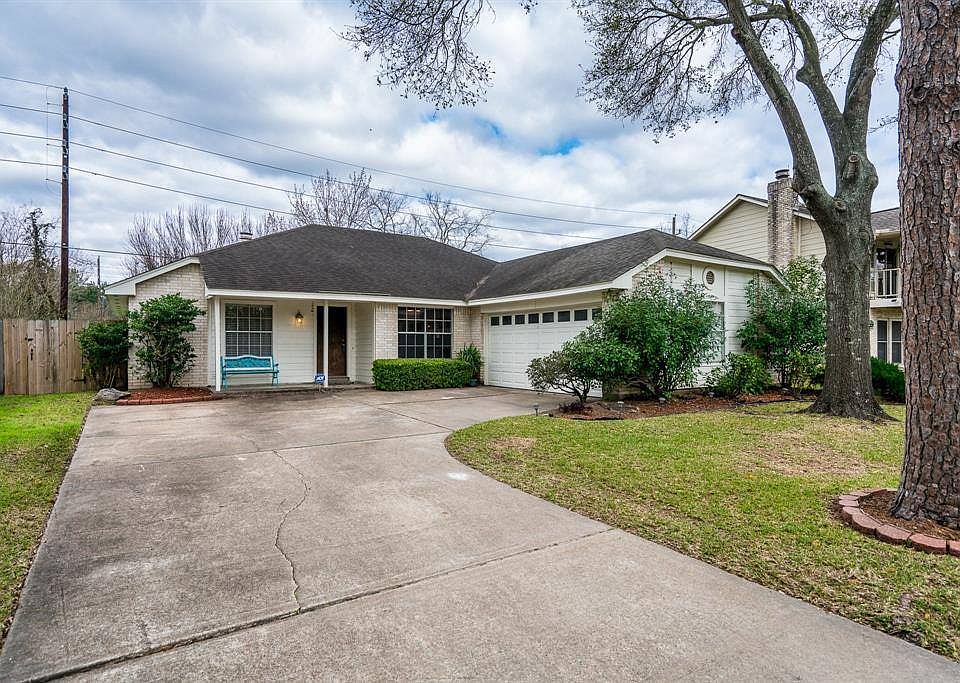 1st image of 15658 Pebble Lake Dr