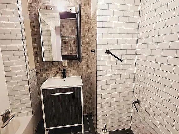 5th image of 19 Jewett Ave #2LL