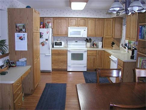 Kitchen with Eat In Area