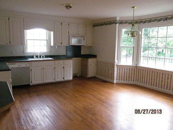 3rd image of 420 Woodfield Dr