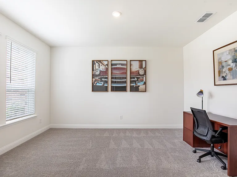715 Parkside Dr — Photo 4